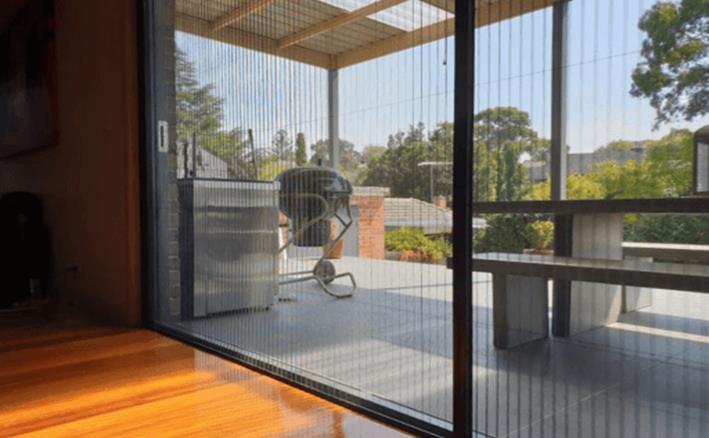 VỆ SINH CỬA LƯỚI CHỐNG MUỖI NHANH VÀ HIỆU QUẢ