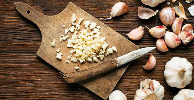 bôi tỏi lên người đuổi muỗi