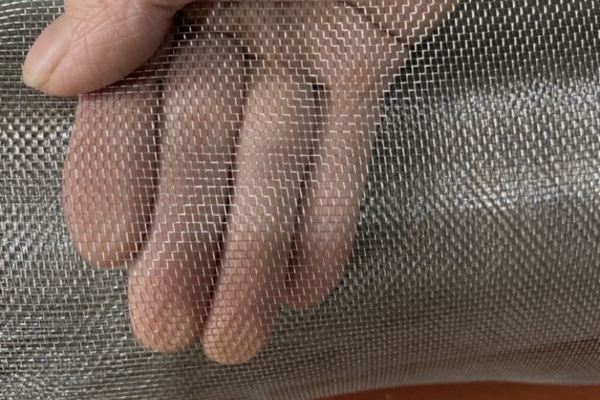 Độ dày của dây lưới dao động từ 0.5mm đến 1mm, tạo nên sự chắc chắn và độ bền cao