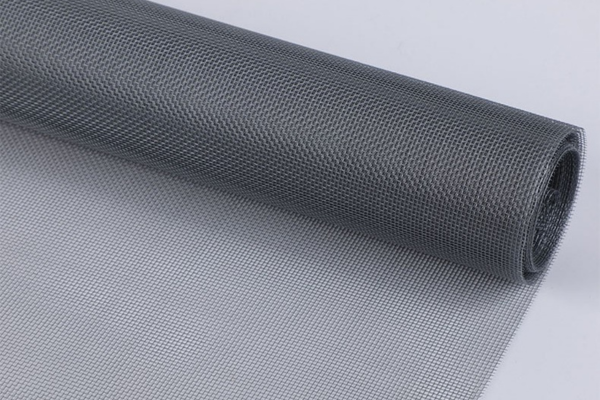 Lưới sợi thủy tinh là loại lưới chống muỗi phổ biến nhờ tính linh hoạt và dễ dàng lắp đặt