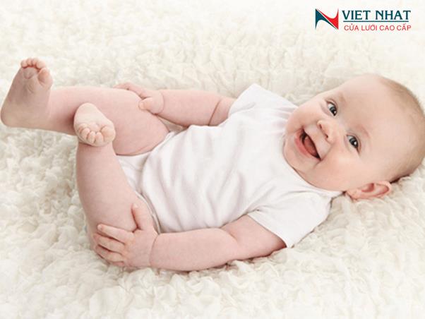 Mặc quần áo sáng màu cho bé