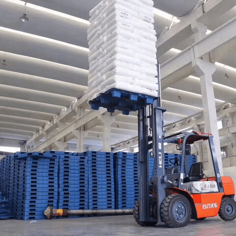 Vận chuyển hàng hoá với pallet và xe nâng là giải pháp kinh điển