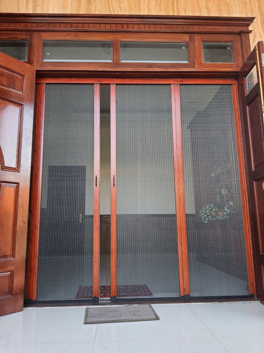 Cửa lưới kéo ngang màu vân gỗ
